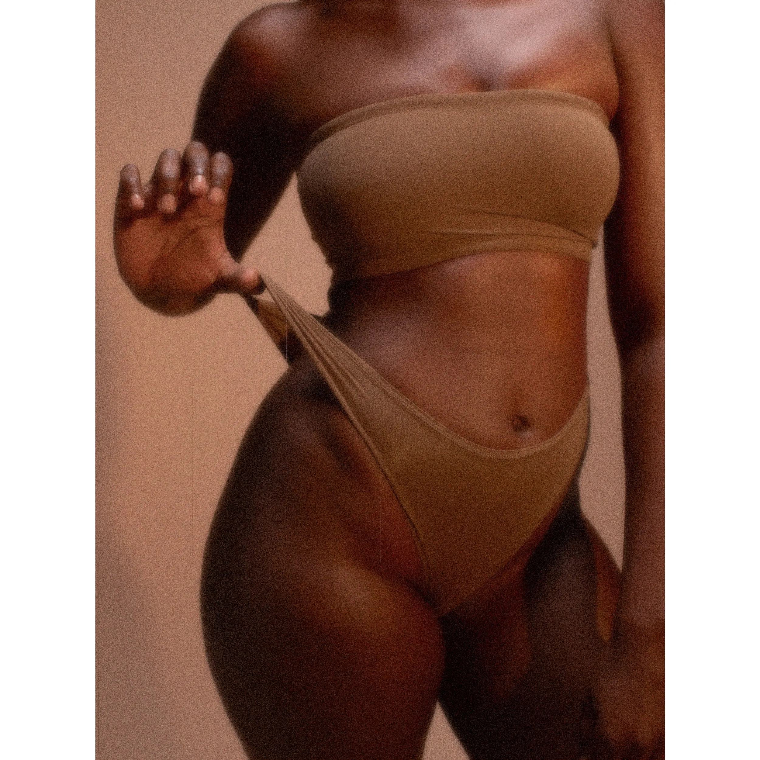 FITS EVERYBODY DIPPED FRONT THONG | SAND